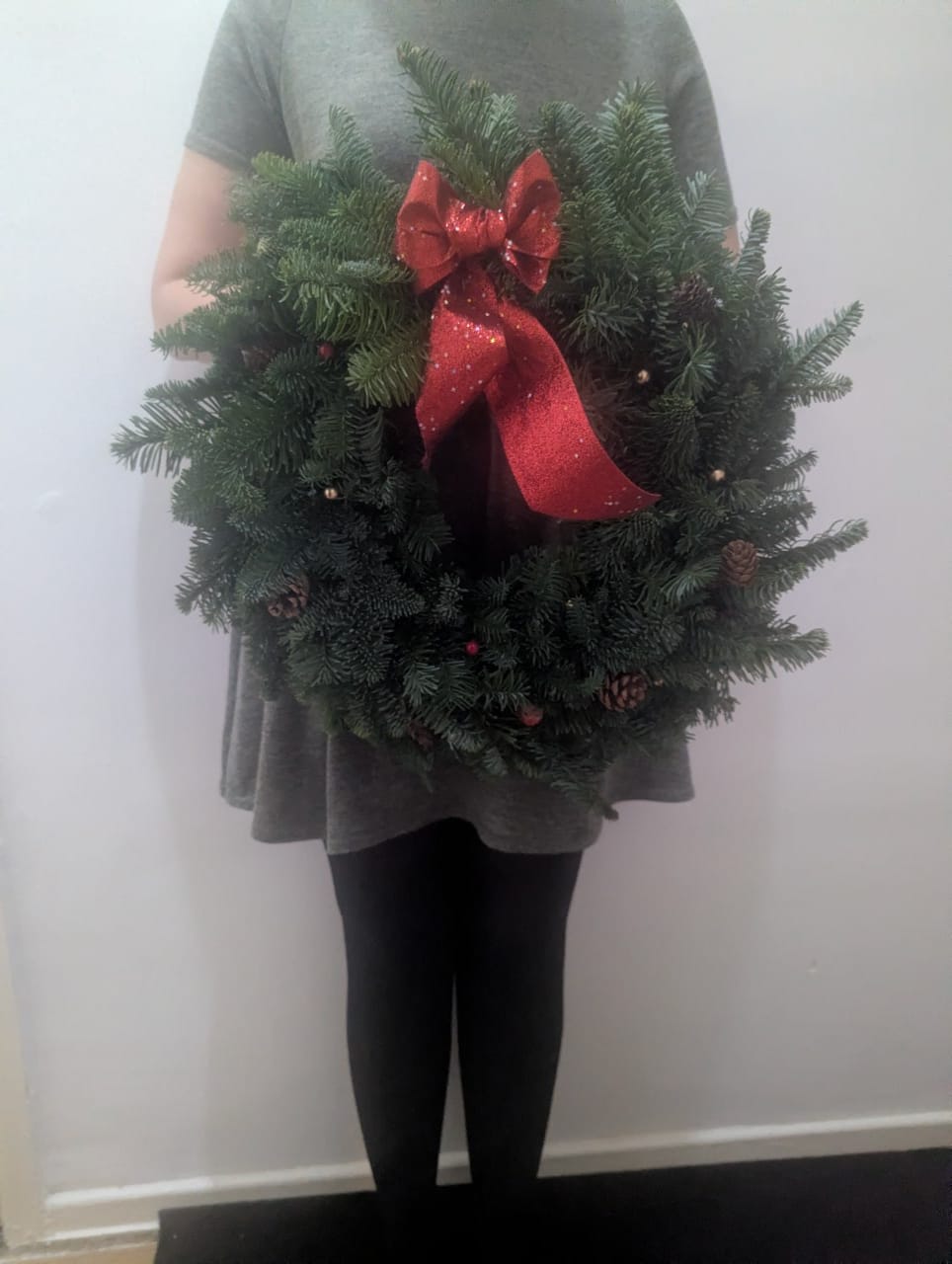 How to hang up your real spruce christmas wreath
